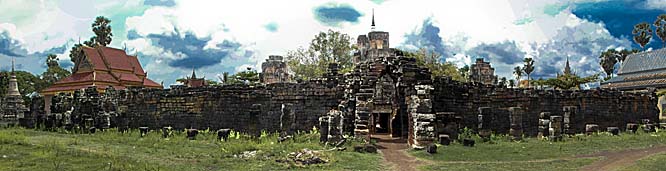 Wall of Wat Nokor Bachey by Asienreisender